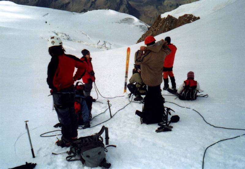 Odpoinek lanovho drustva ve vce asi 3500 m (na rozcest U lye)